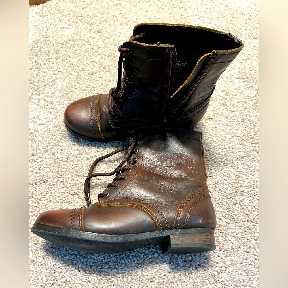 Steve Madden very good condition size 1 young girls in brown. Side zippered